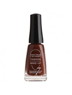 vernis à ongles marron - maquillage femme